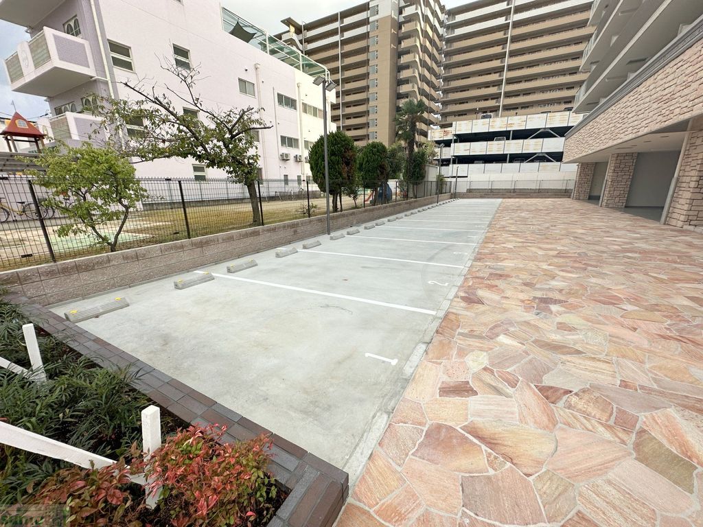 駐車場　庭