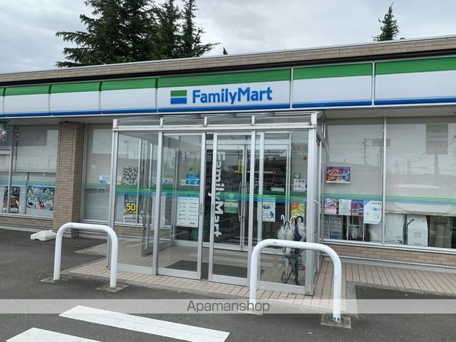 コンビニ　ファミリーマート（コンビニ）まで650m