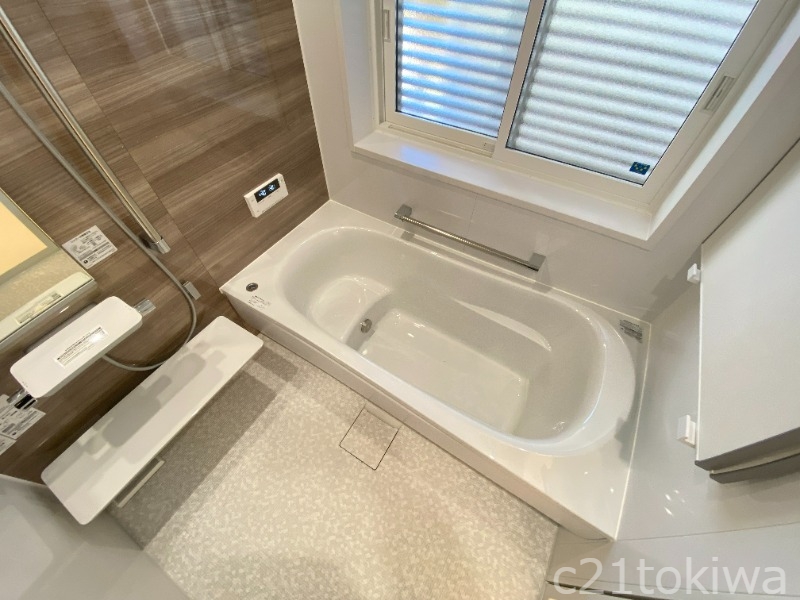 バス・シャワールーム　ゆるリラ浴槽で全身解放＆節水真上からシャワー、床は翌朝カラリ