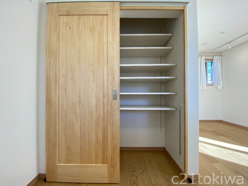 収納　棚はお好きな位置へ、重い物は車輪付の台にのせればさらに便利