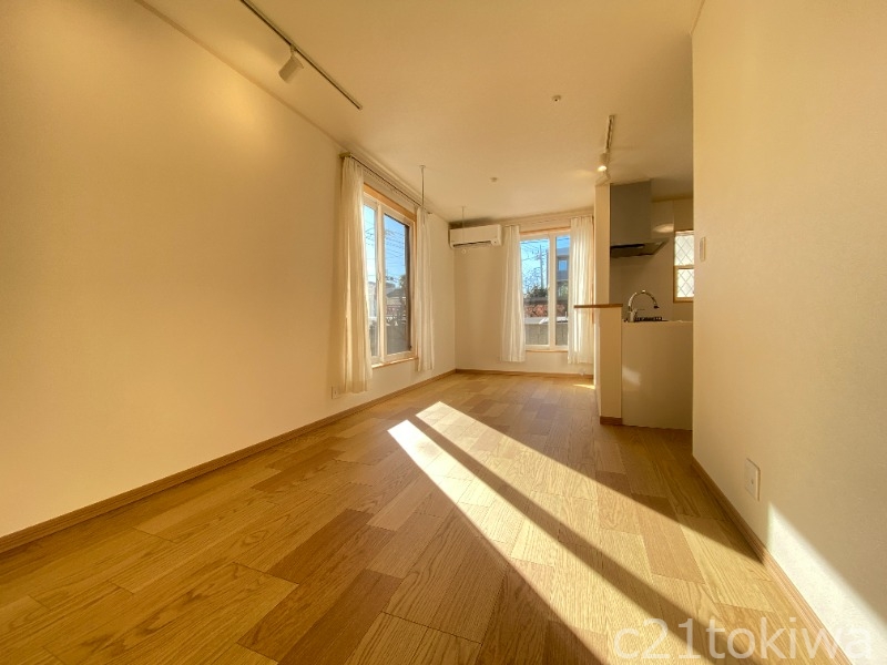 居室・リビング　３６０°可動のスポットライトでステキなリビングに