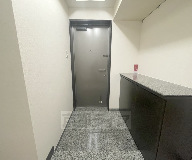 洗面設備　大きな鏡の洗面台。