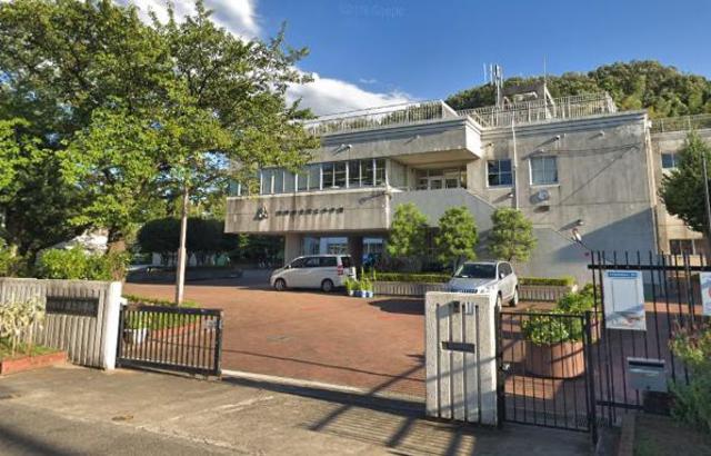 小学校　川崎市立岡上小学校（小学校）まで820m