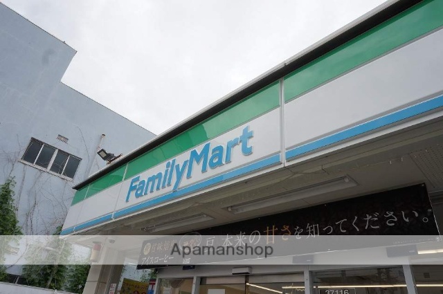 コンビニ　ファミリーマート（コンビニ）まで589m