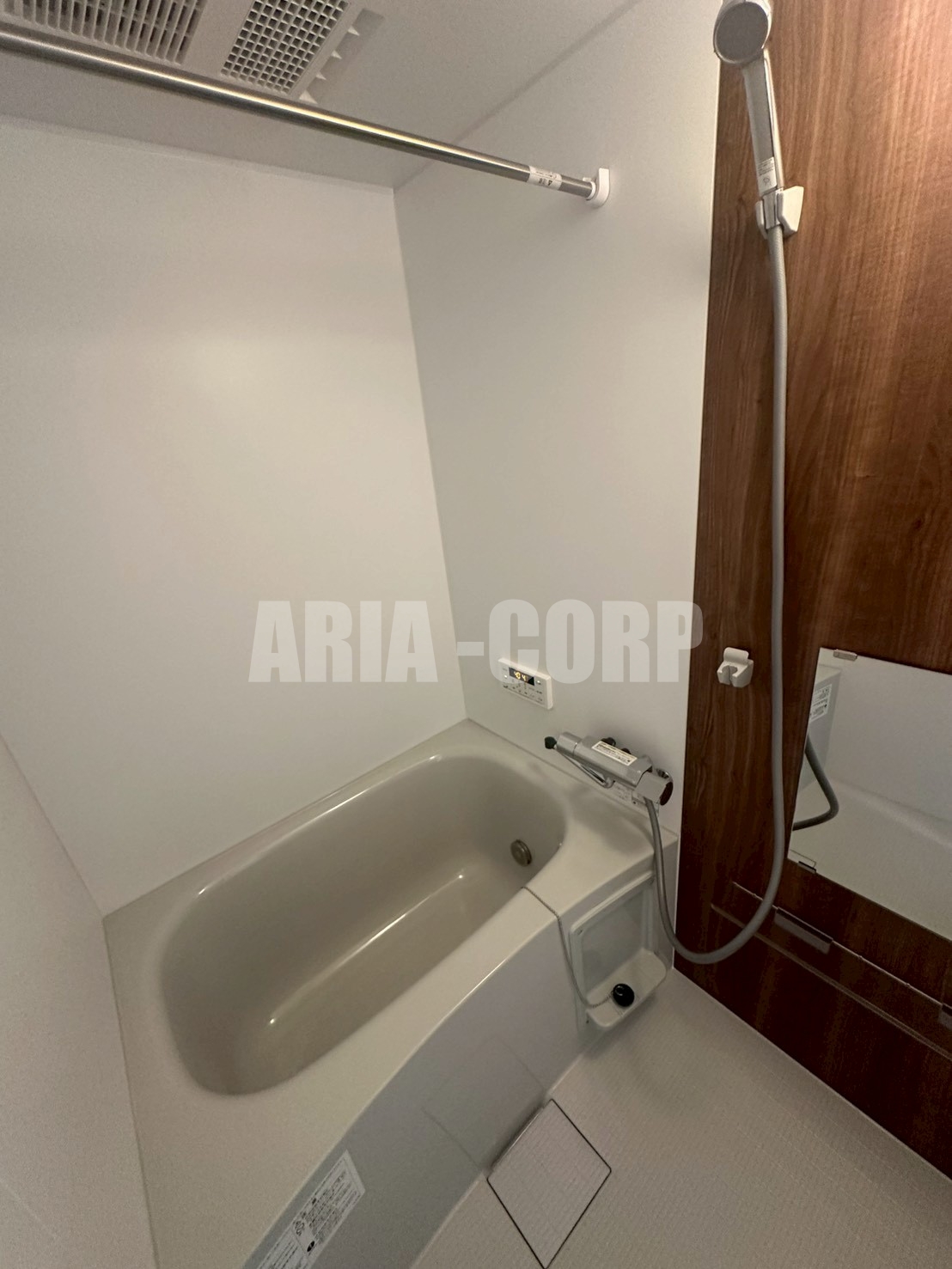 バス・シャワールーム　追焚き浴室乾燥付。カラーパネル採用でお洒落なバスルームです。