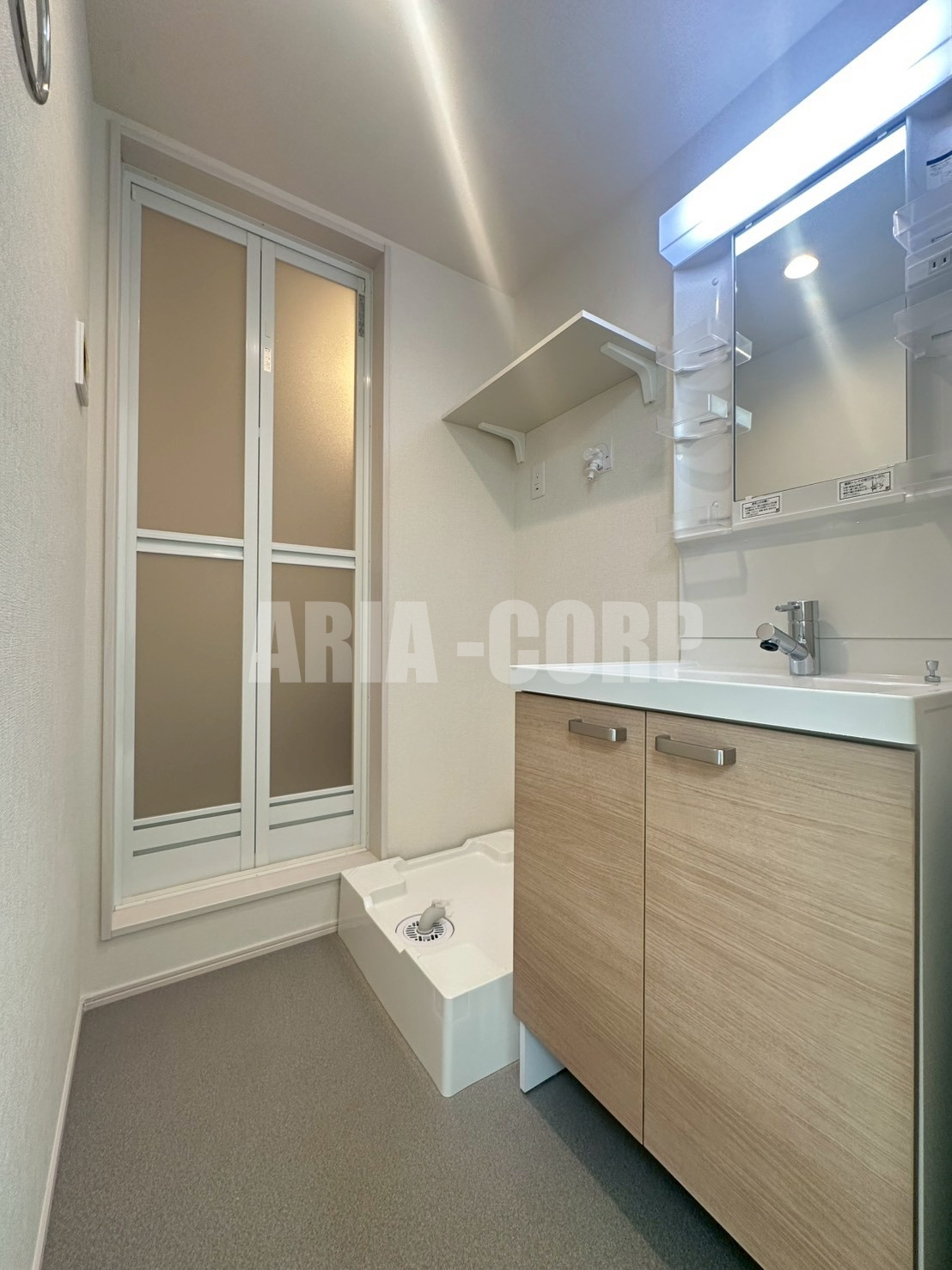 洗面設備　独立洗面台、シャワーヘッドタイプで洗髪や手入れに◎です