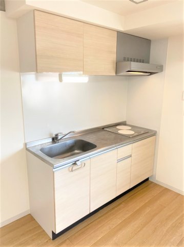 キッチン　キッチンはIHコンロ2口、ちゃんとまな板スペースも確保してま