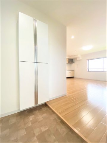 玄関　玄関から見た室内です。