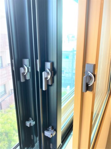 バルコニー　2重ならぬ3重サッシの窓です。防音対策はばっちりです。