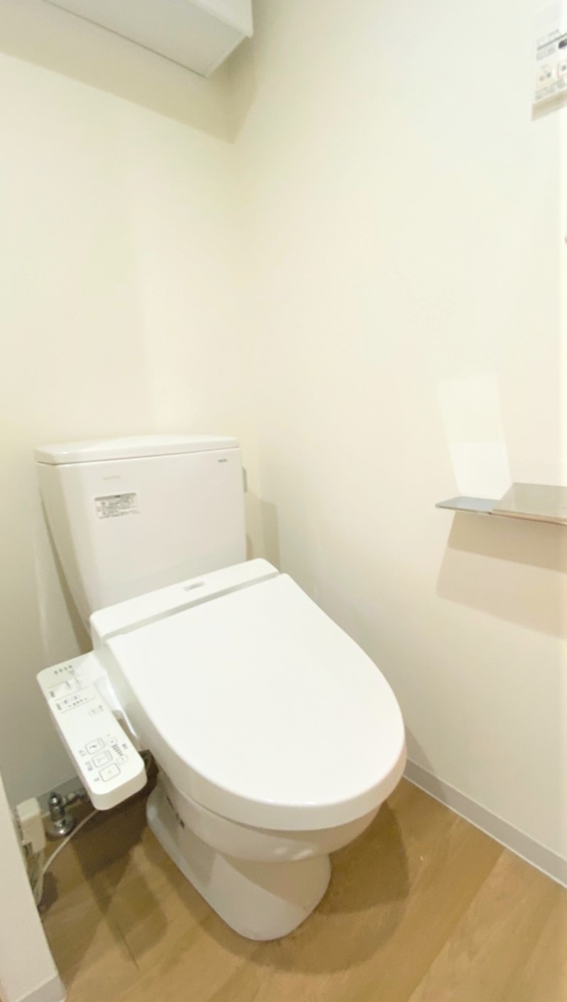 トイレ　トイレには温水洗浄便座が付いています。上にもしっかり収納が