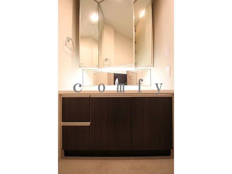 洗面設備　三面鏡にもなる洗面台