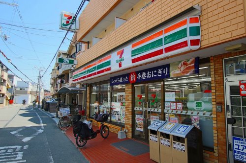 コンビニ　セブン-イレブン東大阪吉松２丁目店（コンビニ）まで423m