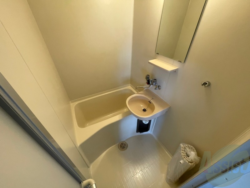 バス・シャワールーム　お風呂もあります！鏡も付いてますので使いやすいです！