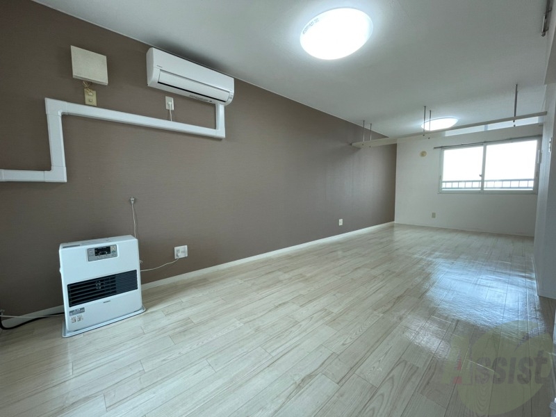 居室・リビング　アクセントクロスがお洒落なお部屋になっています！