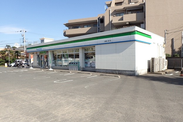 コンビニ　ファミリーマート三鷹東八通り店（コンビニ）まで353m