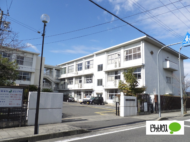 小学校　近江八幡市立安土小学校（小学校）まで379m