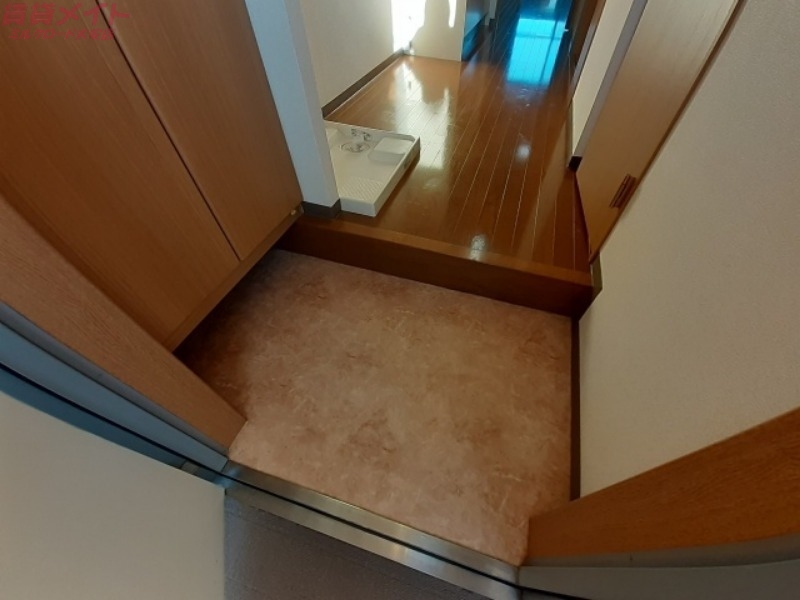 玄関　※同物件別部屋参考写真