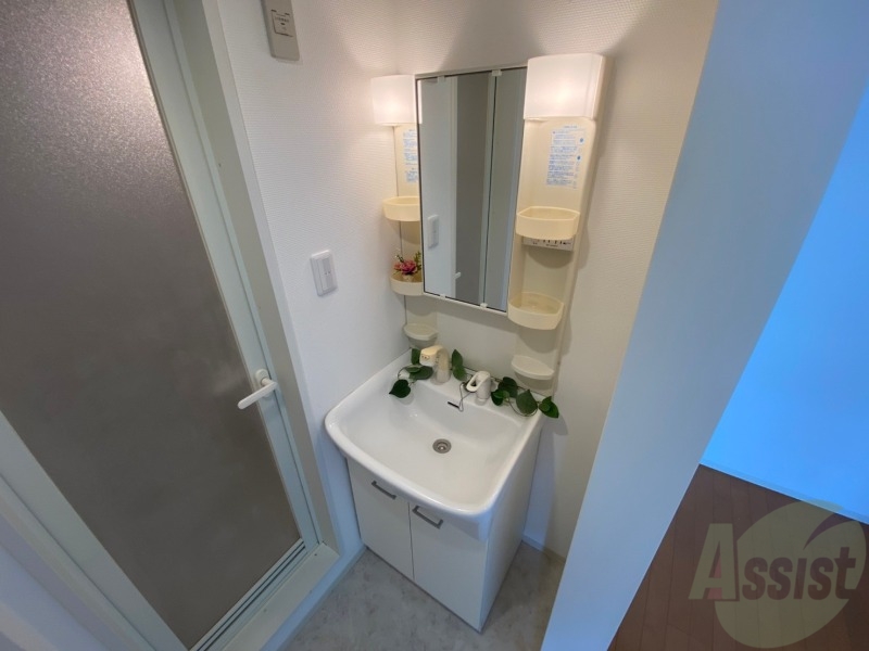 洗面設備　洗面台。身支度にはかかせないですよね～。