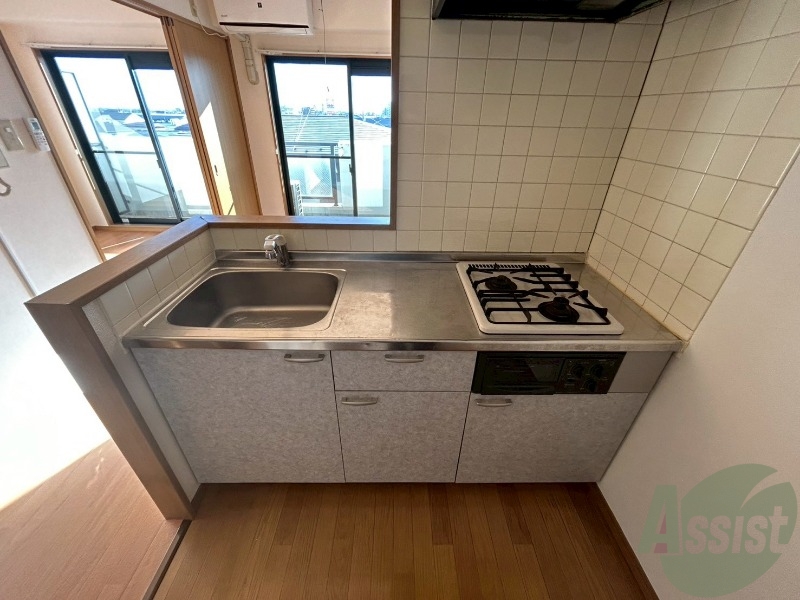 キッチン　収納充実で、広さもお料理するのに問題無いかと思います。