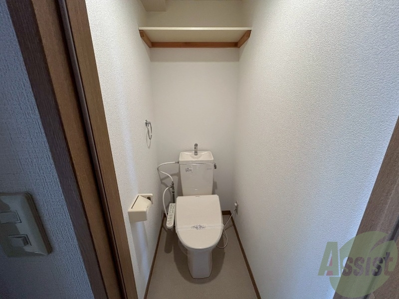 トイレ　温水洗浄便座です。清潔感、広さともに問題無しです。