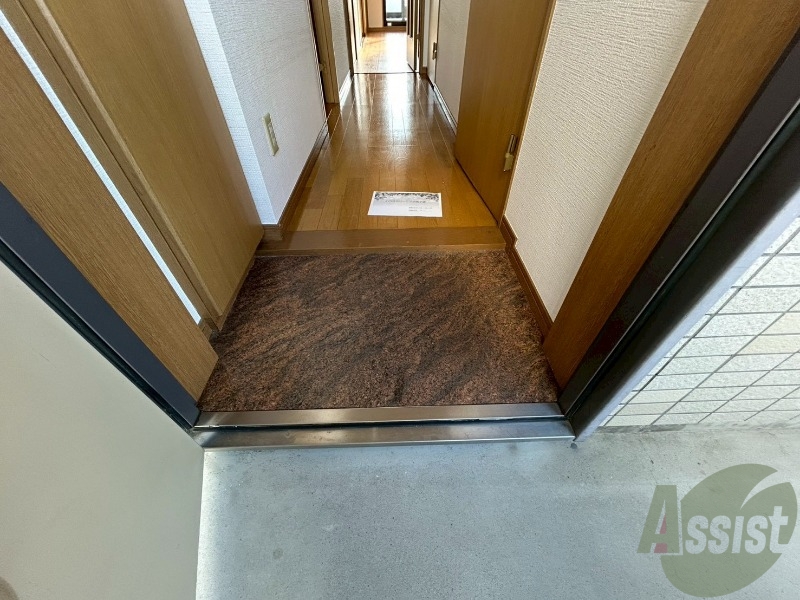 玄関　シンプルな玄関です。立ち回るのに十分なスペースがあります。