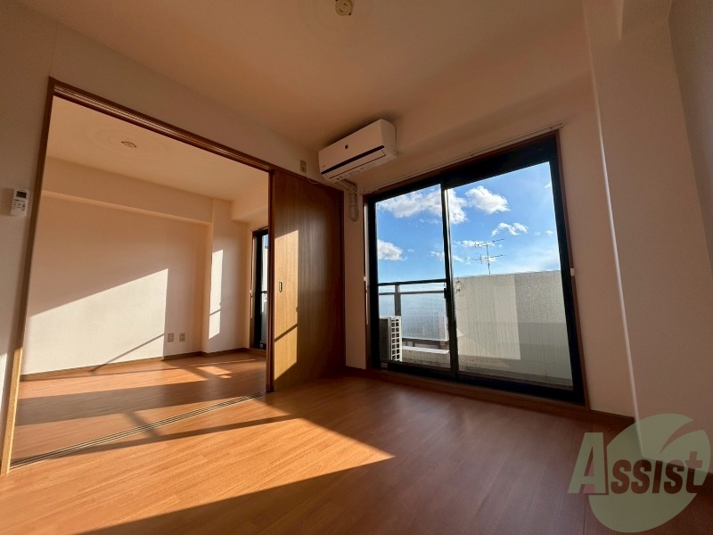 居室・リビング　広々としたリビング。明るく開放的な雰囲気のお部屋です。