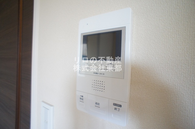 セキュリティ　来訪者の姿を確認できるＴＶモニター付インターホン設置済です！