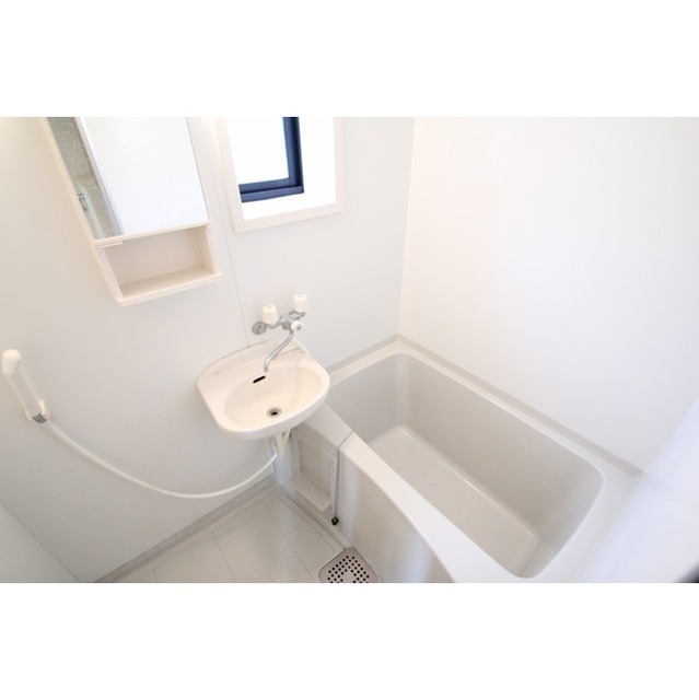 バス・シャワールーム　換気しやすい窓付き浴室