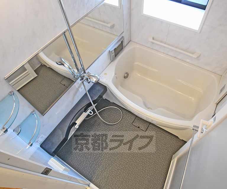 バス・シャワールーム　広いバスルームです。