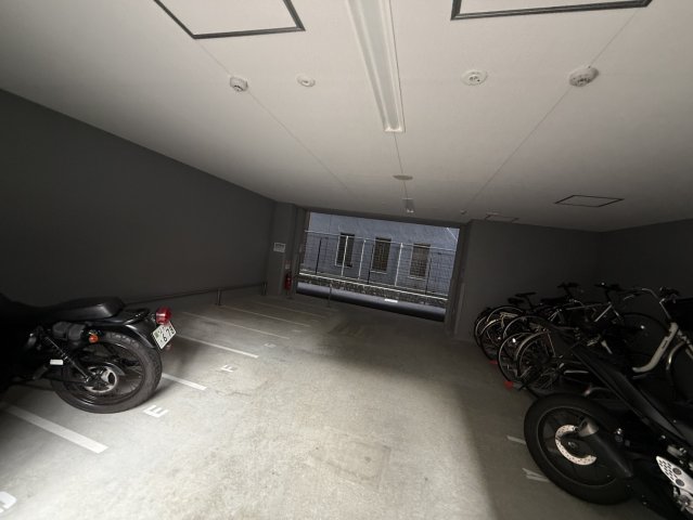 駐車場　同物件別部屋写真