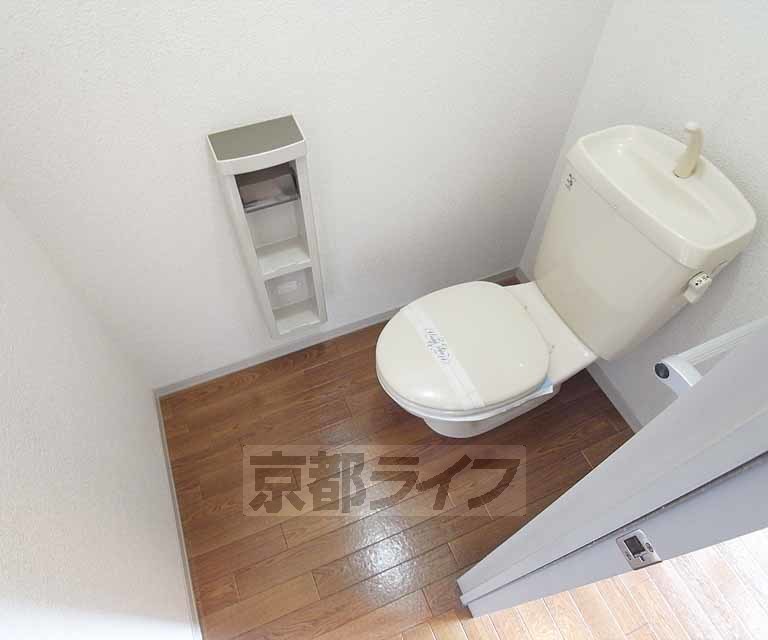 トイレ　コンセントがあるので、ウォシュレットに付け替えも可能です。