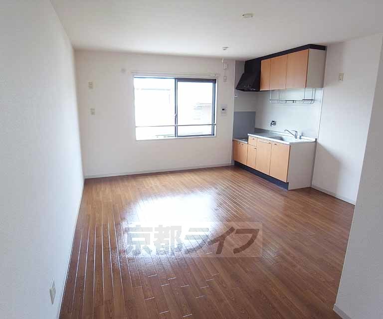 居室・リビング　キッチンが壁付けで開放感があります！