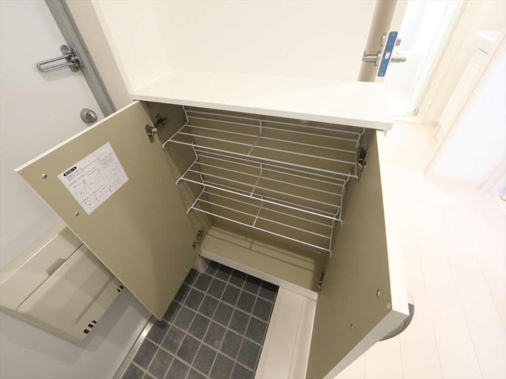 玄関　玄関　シューズボックス付