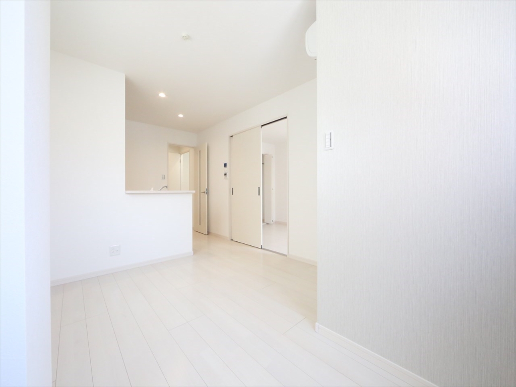 居室・リビング　ＬＤＫ9.95帖　洋室6.7帖　ＬＤＫにエアコン付き