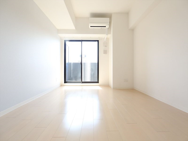 バルコニー　洋室8.3帖　エアコン完備　バルコニー