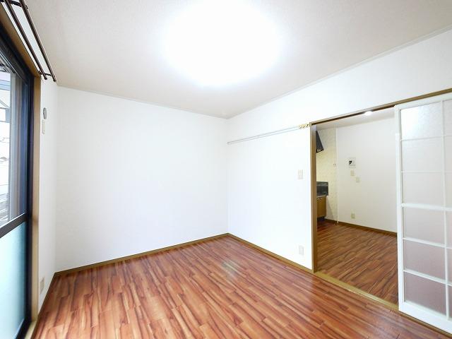 その他部屋・スペース　落ち着いた色調の寝室です