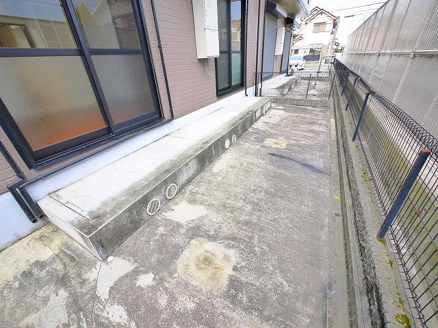 バルコニー　バルコニーからの眺めを楽しみながら食事をしませんか