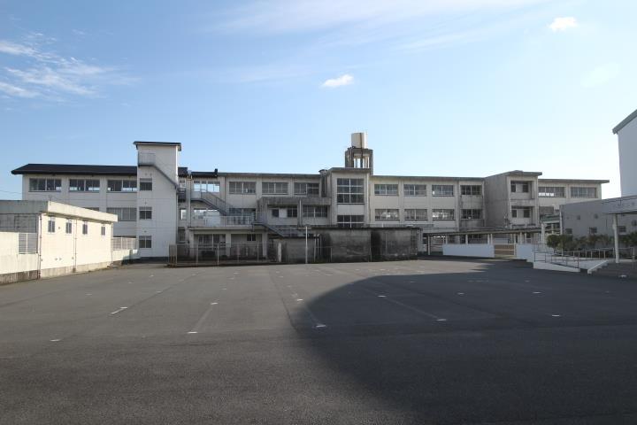 小学校　菊川市立小笠北小学校（小学校）まで2021m