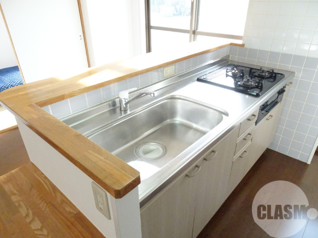 キッチン　効率よくお料理できる３口コンロ付き♪