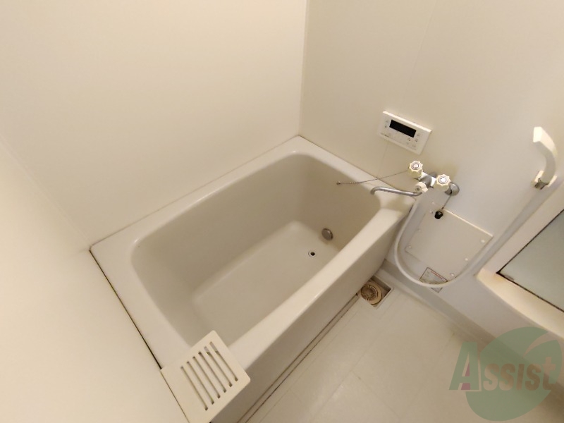 バス・シャワールーム　お風呂はトイレと別で追い焚き機能付きです。