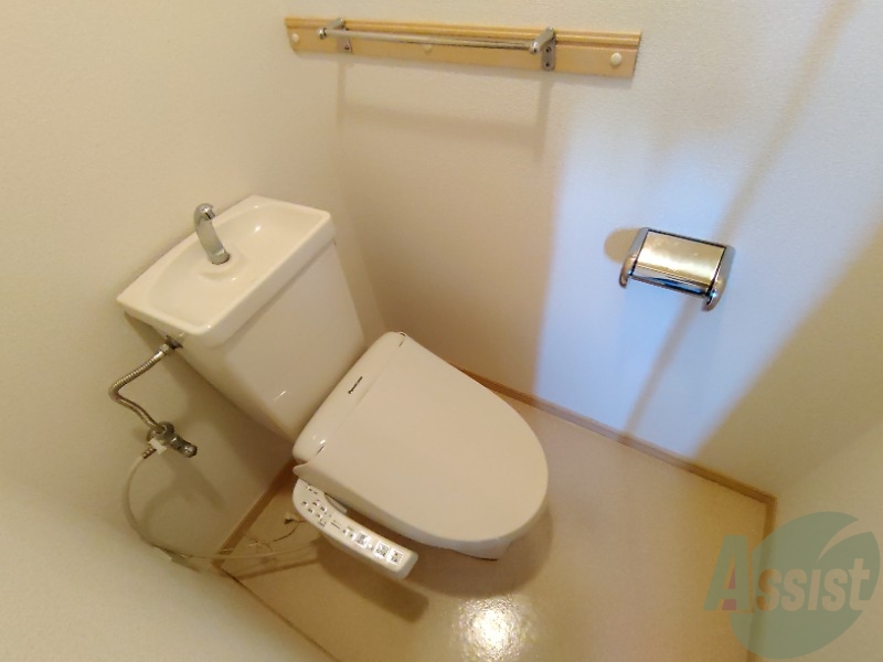 トイレ　お風呂はトイレと別でウォシュレット機能付きです。