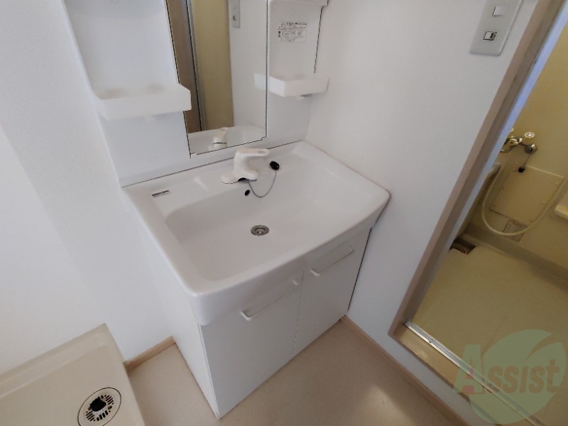 洗面設備　独立洗面所つきで忙しい朝の身支度も便利ですね。