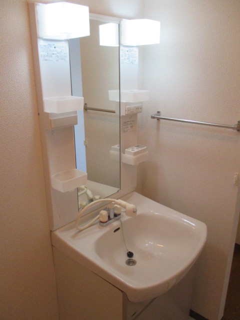 洗面設備　シャワー付き洗面化粧台です☆