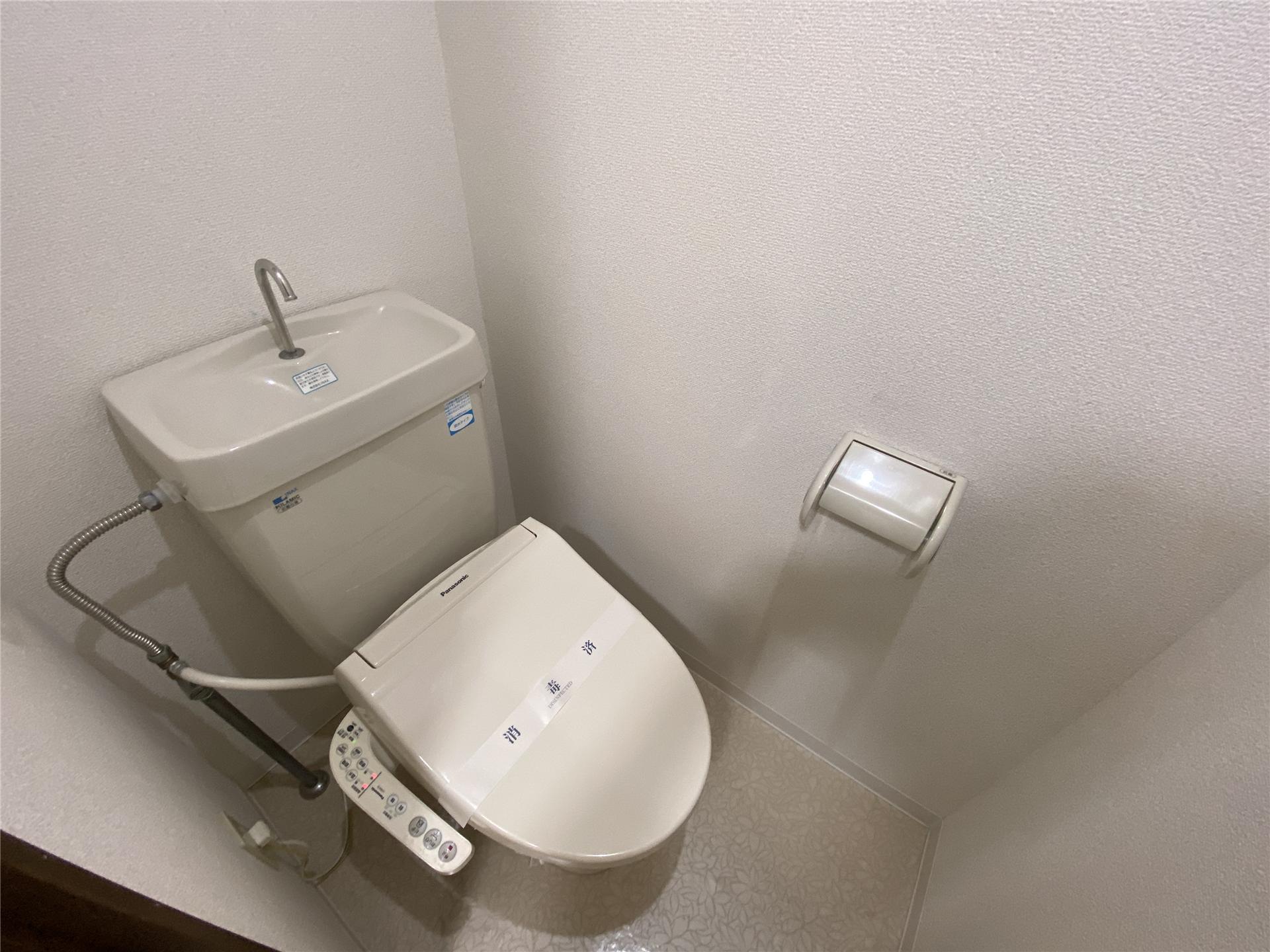 トイレ　ウォシュレット便座付きのトイレです