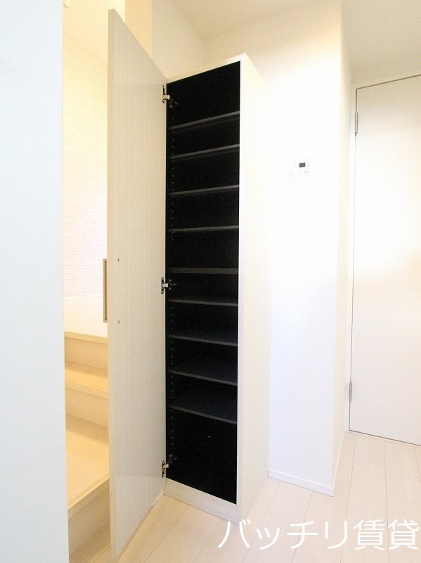 玄関　同型タイプの為、現状を優先致します。