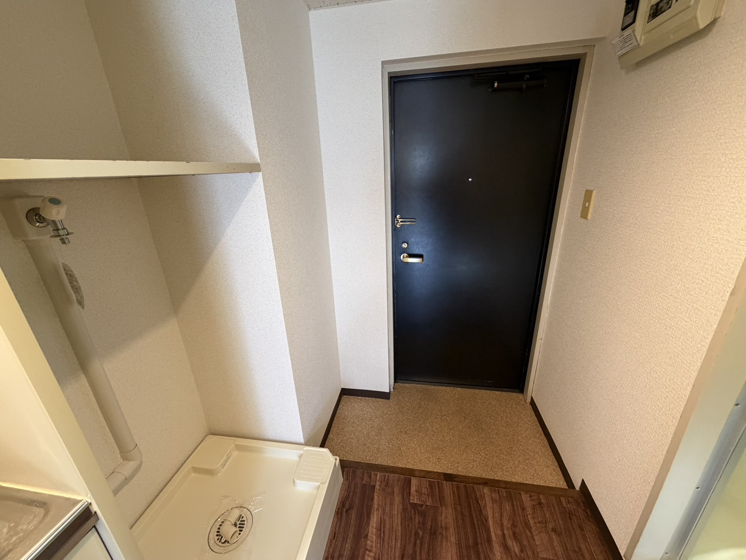 玄関　※同建物３Fのお部屋です。ご参考ください。