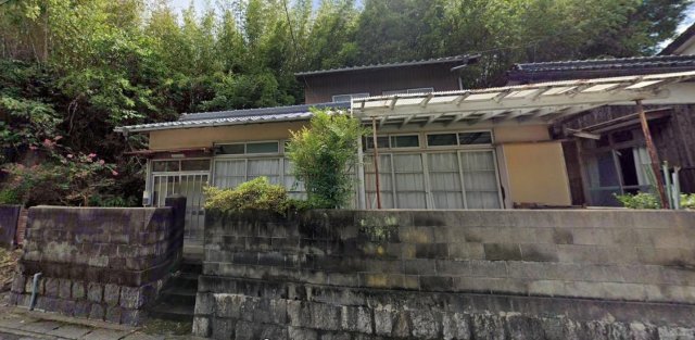 建物外観　石デッキのテラス付き