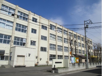 小学校　札幌市立琴似中央小学校（小学校）まで590m
