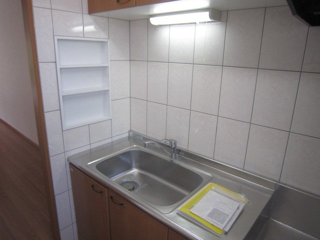 キッチン　壁に小棚付です。