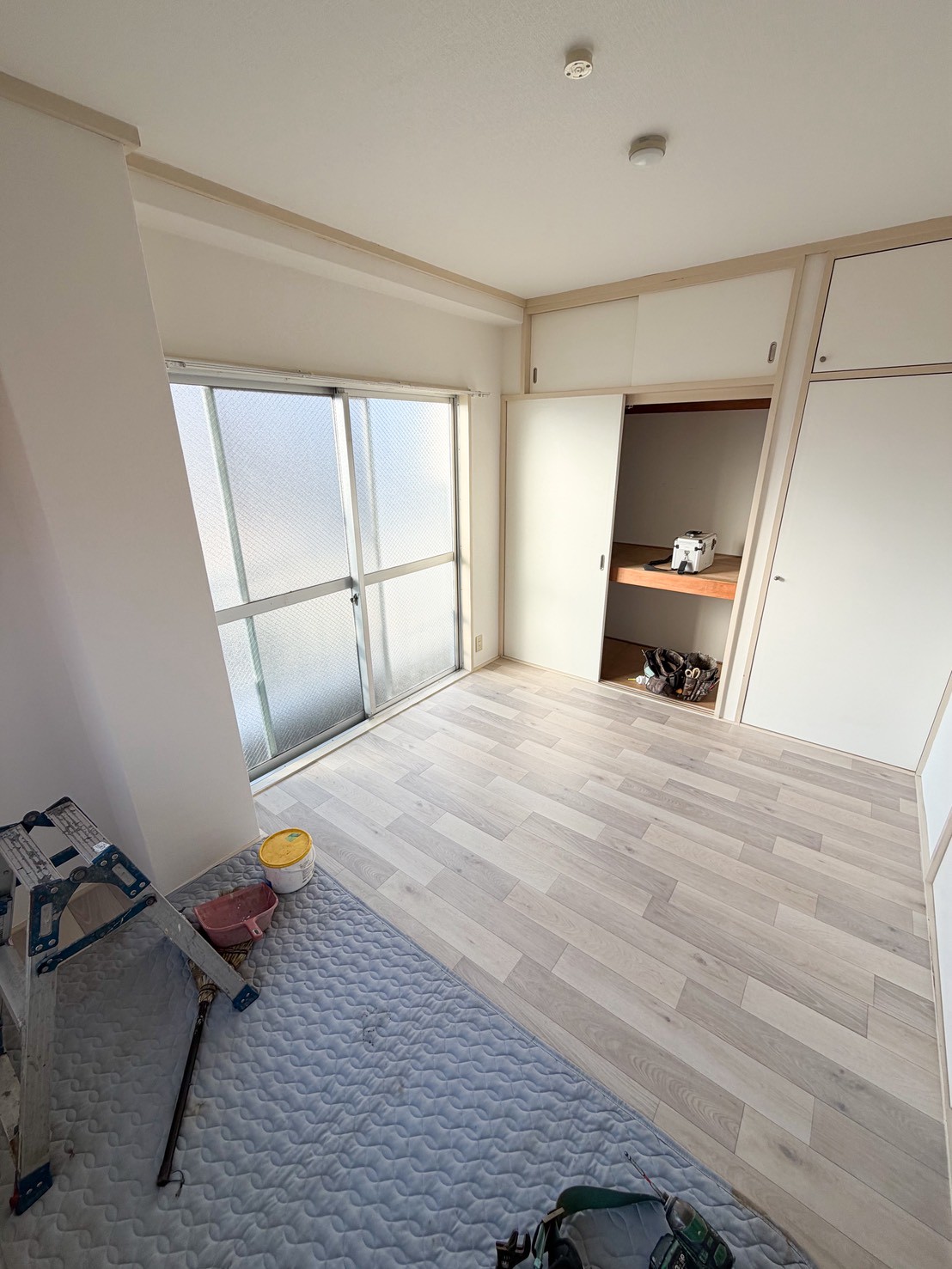 居室・リビング　日当たり良好な洋室です♪